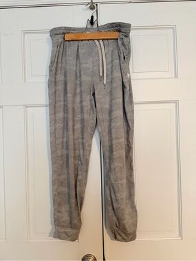 Vuori Light Gray women’s Jogger Pants with Drawstring Waist size medium